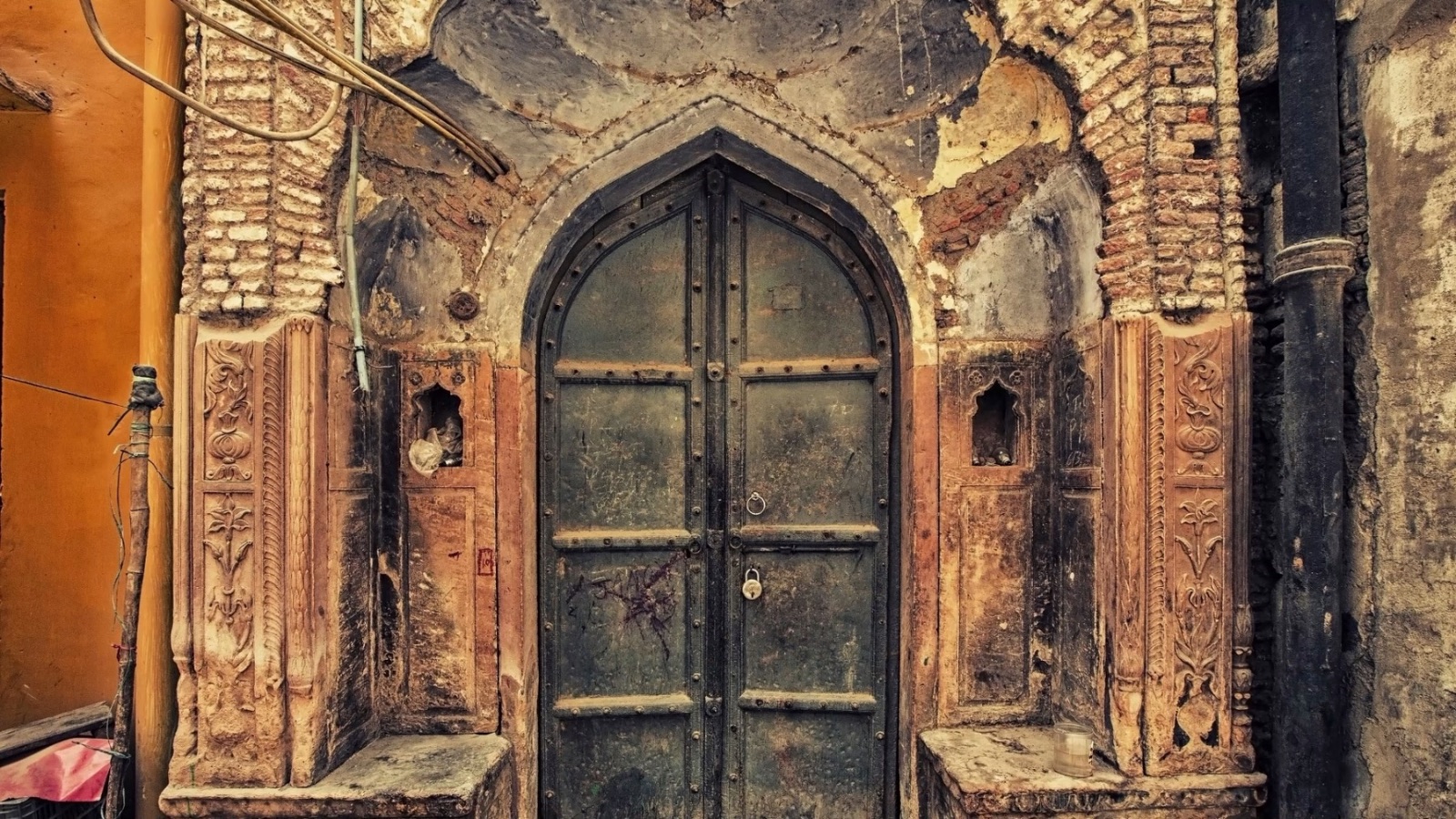 Carved haveli door and jali screen, Mughal-era architecture