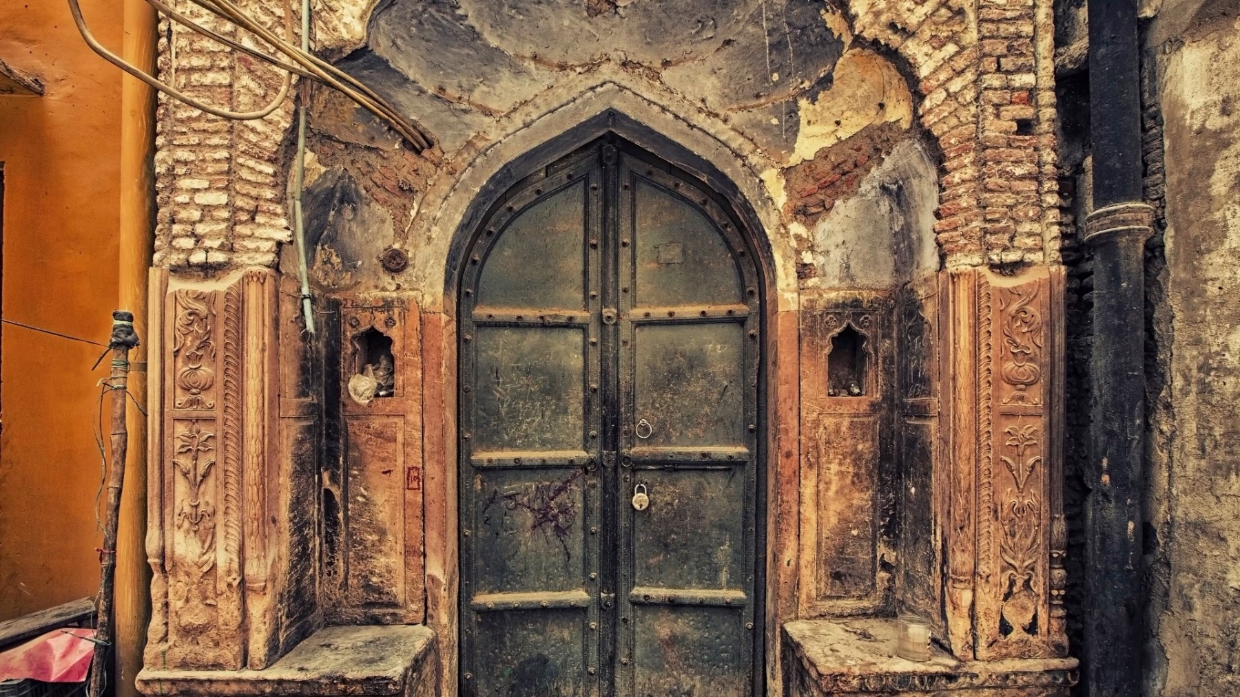 Carved haveli door and jali screen, Mughal-era architecture
